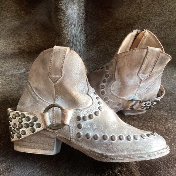 Circle G Shoes - Circle G By Corral Boots White Wash Rivet Detail Low Top Boots